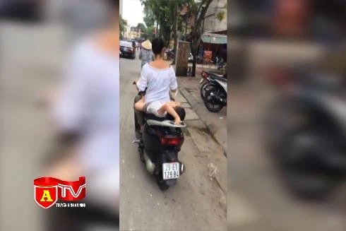 Thót tim xem clip mẹ chở con nằm chơi trên yên xe máy