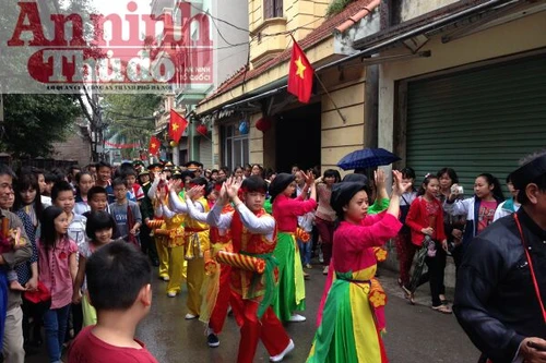 Lễ rước “hoành tráng” ở làng lụa lớn nhất nước