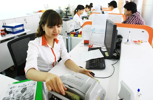 Khi phát hiện tiền giả phải lập biên bản thu giữ, bấm lỗ