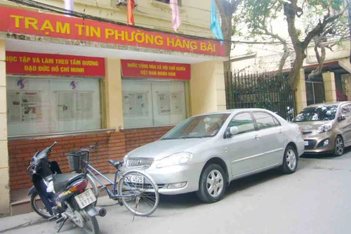 Trông xe trái phép ngay trước trụ sở UBND phường