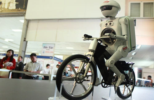 Xem robot đi xe đạp cực siêu tại Hà Nội