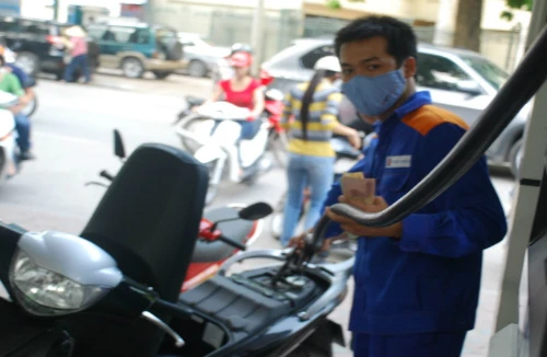 Bộ Tài chính cho doanh nghiệp tăng giá xăng tối đa 426 đồng/lít