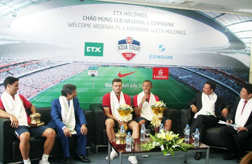 Sao Arsenal chưa biết nhiều về "đối thủ"