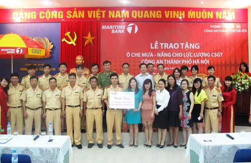 Maritime Bank tặng 400 chiếc ô cho lực lượng CSGT Hà Nội 