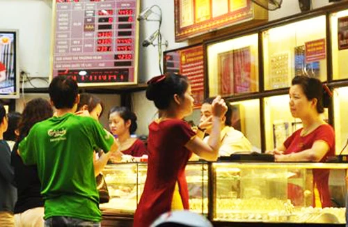 Giá vàng “bốc hơi” thêm hơn 2 triệu đồng/lượng