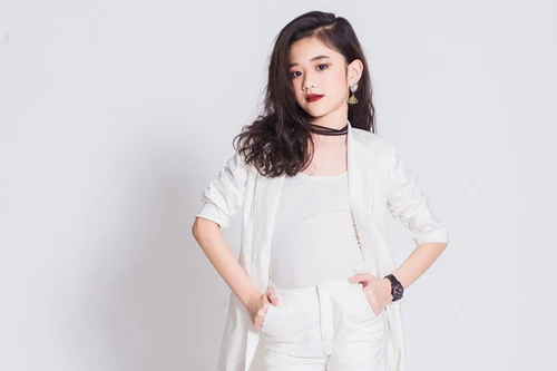 "Bản sao Thư Kỳ" xuất hiện trong làng mẫu Việt