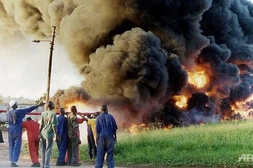 Xe téc chở dầu bất ngờ phát nổ, 31 người "hôi của" chết cháy