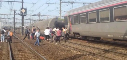 Tàu hỏa bị tách đôi khi gặp nạn, hàng chục thương vong