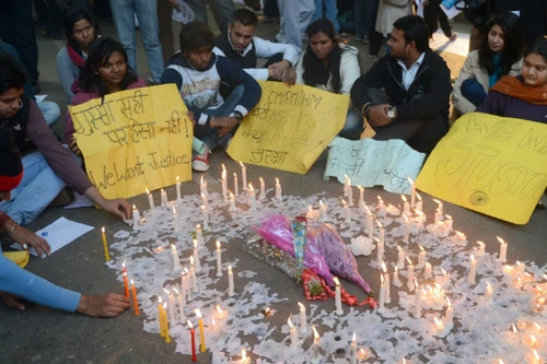 Bé gái 7 tuổi bị hiếp dâm trong nhà vệ sinh trên tàu