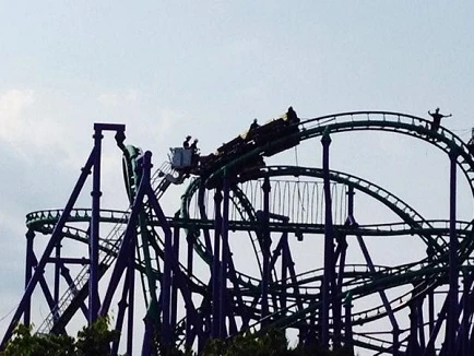 Mỹ: Hàng chục hành khách mắc kẹt trên tàu lượn siêu tốc