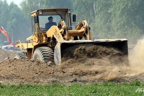 Trung Quốc: Bé 3 tuổi bị xe ủi đất của chính quyền cán chết