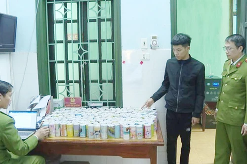 Nam thanh niên tự chế gần 200 ống pháo nổ, trọng lượng hơn 50kg