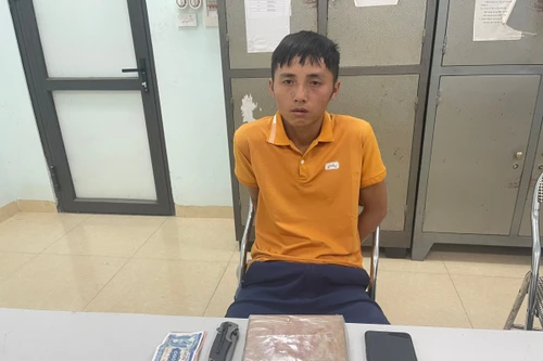 Mang 1 bánh heroin, 'thủ' dao bấm trong người