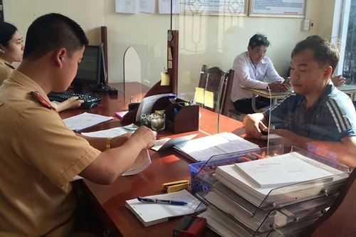 Bị phạt thế nào nếu không đổi biển xe cũ sang biển số định danh?