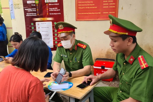 Kích hoạt định danh điện tử cho phụ huynh đưa con đi thi