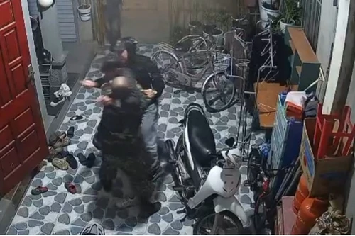 Mang dao đến tận nhà truy sát bị hại vì mâu thuẫn cá nhân