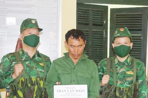 Thu giữ nhiều thuốc nổ, vũ khí 'nóng' trong nhà người đàn ông