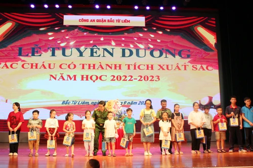 Dành nhiều tình cảm cho trẻ em nhân dịp Tết Trung thu