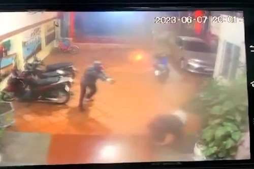 Xem phút manh động của 2 tên cướp xông vào hiệu vàng bắn trọng thương người truy đuổi