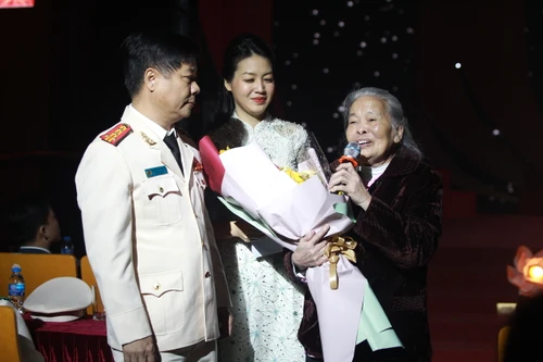 Chôn sâu trong trái tim mình Sáu điều Bác Hồ dạy CAND