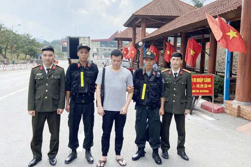 Bàn giao đối tượng truy nã người Trung Quốc