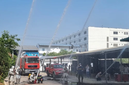 Xử lý tình huống cháy giấy, nhựa giả định tại Công ty kính ở huyện Thạch Thất