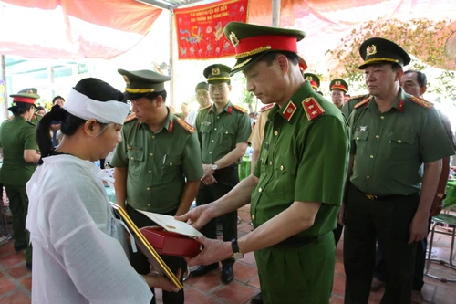 Thăng cấp bậc hàm Trung tá cho chiến sỹ Cảnh sát giao thông hy sinh trong khi bắt đối tượng vận chuyển ma túy