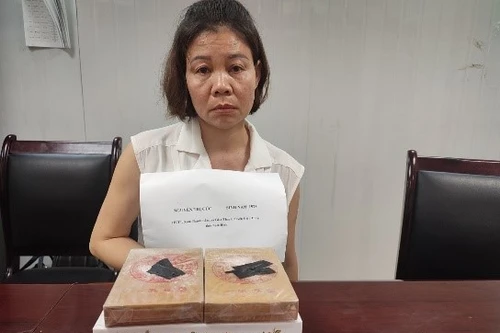 Người đàn bà vận chuyển ma túy bằng xe khách