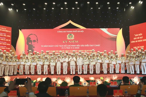 Tuyên dương 75 tấm gương điển hình tiên tiến thực hiện Sáu điều Bác Hồ dạy Công an nhân dân