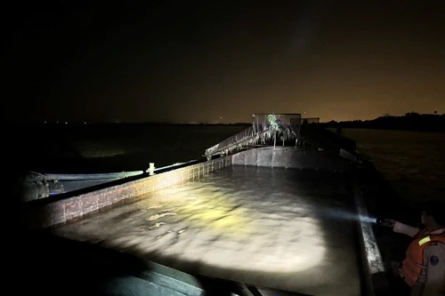 Bắt quả tang tàu khai thác cát trên sông Hồng