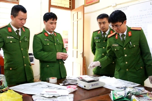 Bắt quả tang kẻ có tiền án thuê xe taxi vận chuyển ma túy đi tiêu thụ