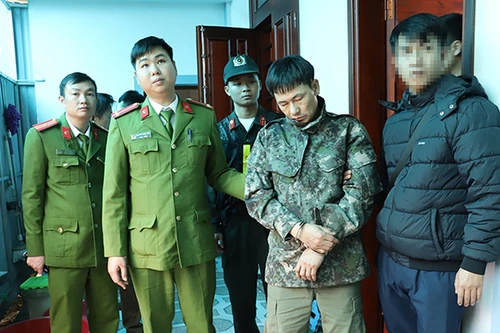 Bắt quả tang gã trai đang phê ma túy lưu thông trên đường