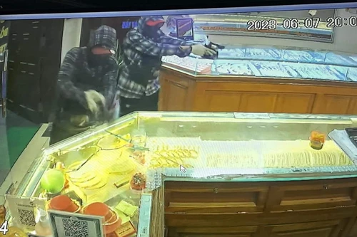 Manh động sử dụng vũ khí 'nóng' cướp hiệu vàng, bắn trọng thương Trung tá Công an