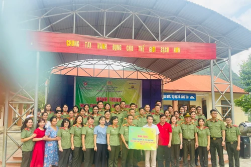 Gửi tình cảm thương yêu của người cán bộ hậu cần đến học sinh miền núi