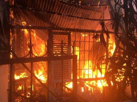 Mua 2 lít xăng đốt nhà anh ruột đúng ngày mùng 1 Tết