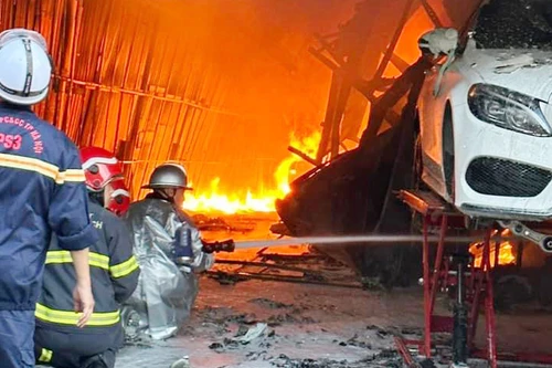 Dập tắt đám cháy gara ô tô trên đường Nguyễn Văn Giáp