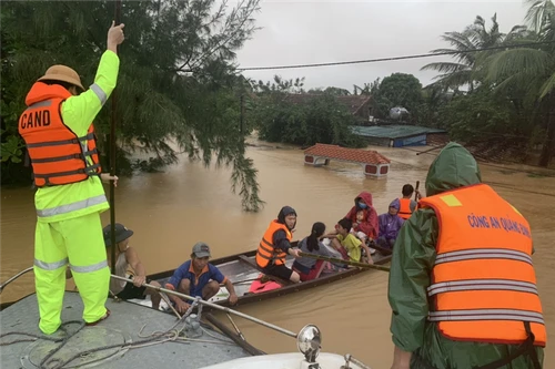 Bộ Công an ra công điện yêu cầu ứng phó với mưa lũ, sạt lở đất ở miền Trung