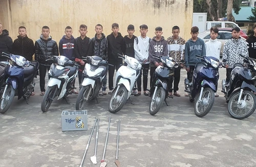 Choáng với những thiếu niên 15 tuổi mang hung khí diễu phố