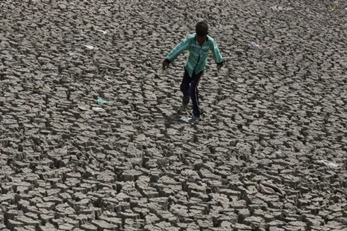 Người dân Ấn Độ vật vã chống chọi với nắng nóng gần 50 độ C