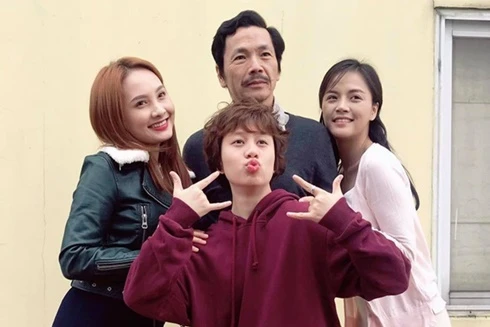 Khán giả nhặt sạn hài hước khó đỡ trong phim "Về nhà đi con"