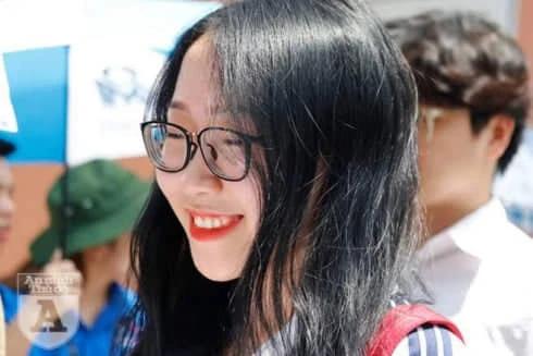 Nữ sinh Hà thành rạng rỡ sau khi hoàn thành kì thi THPT Quốc gia 2019