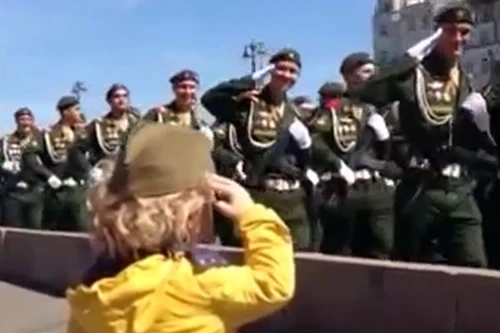 Clip: Bé trai 4,5 tuổi được đoàn quân trên Quảng trường Đỏ chào