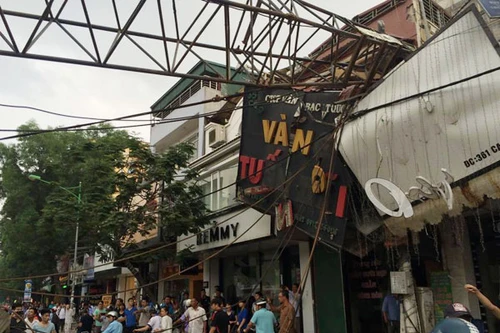 Cần cẩu tuyến metro Nhổn- Ga Hà Nội đổ trúng nhà dân