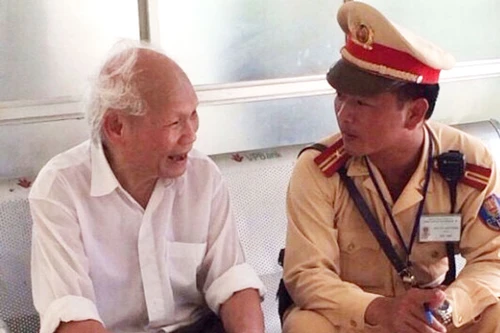 Mất trí nhớ, lang thang trên cầu, cụ ông được CSGT đưa về tận nhà