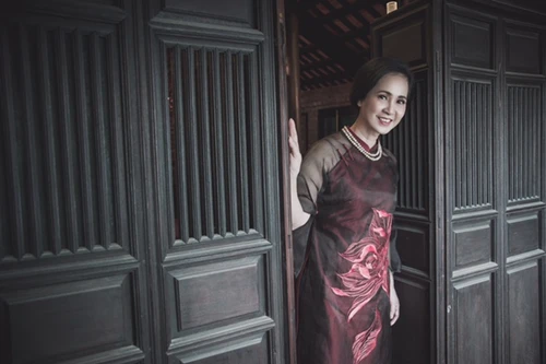 ​ NSND Lan Hương đẹp quý phái trong tà áo dài đón Xuân