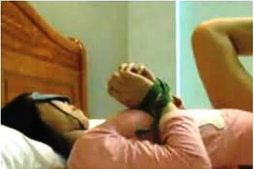 Nửa đêm xông vào nhà, cướp xong định hiếp