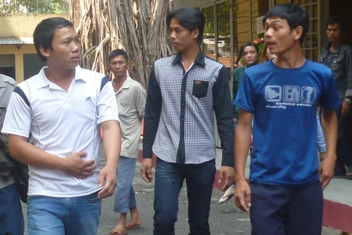 Đánh trống inh ỏi chặn đầu xe tang “ăn vạ” gây náo loạn giữa đường