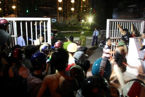 Cảnh sát 113 bắt hai đối tượng dùng hung khí khống chế một gia đình