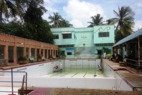 Hai nam sinh chết đuối thương tâm ở hồ bơi