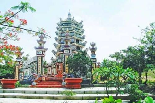 Hỗn chiến kinh hoàng sau chuyến tham quan chùa cổ